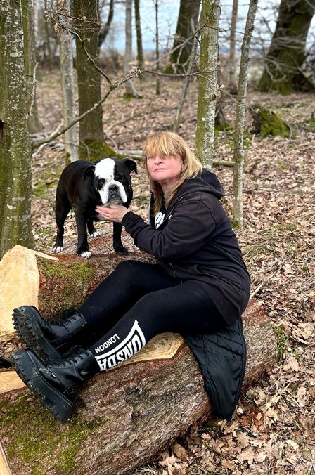 Titelbild Rosi Buchner Hundeverhaltensberatering mit ihrer Hündin